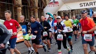 Menschen starten im Jahr 2019 beim Bremer Marathon.