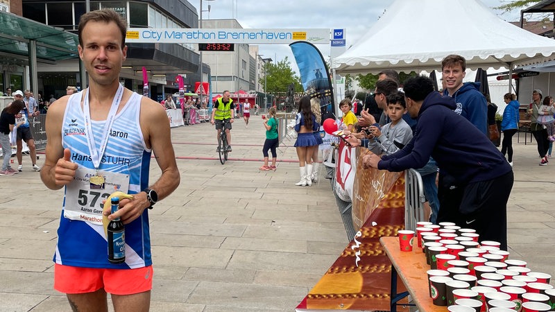 Aaron Sorn aus Stuhr gewinnt den Marathon in Bremerhaven.