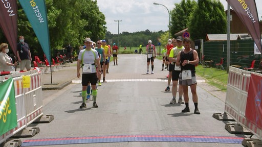 Der Marathon-Startplatz mit den Läufern jeweils in zwei Reihen neben- und hintereinander.