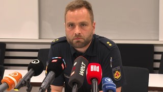 Einsatzleiter der Polizei Bremerhaven Marc Tiedemann spricht auf der Pressekonferenz.