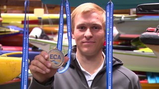Der Bremer Marcel Paufler hält seine Medaille als Europameister im Wildwasser-Kanu in die Kamera.
