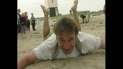 Marco Bode liegt im Sand