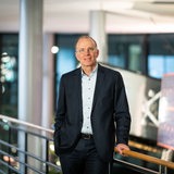 Marco Fuchs, Vorstandsvorsitzender des Raumfahrtunternehmens OHB SE, lehnt an einem Geländer.