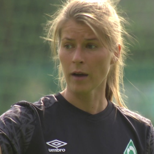 Werder-Trainerin Marie Louise Eta gibt Anweisungen an ihre Spieler.