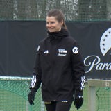 Marie-Louise Eta lächelt auf dem Spielfeld.