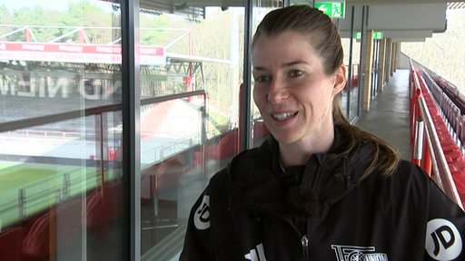 Union-Trainerin Marie-Louise Eta lächelt während eines Interviews.