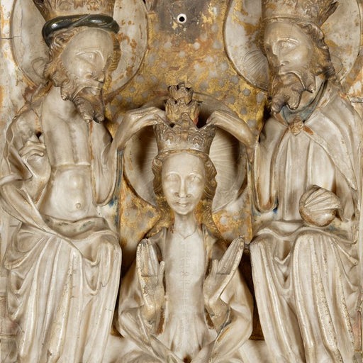Ein goldverziertes Relief der Krönung Marias