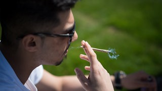 Mann raucht einen Joint