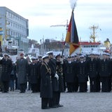 Männer und Frauen in Uniform stehen in Reih und Glied.