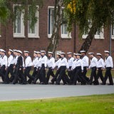Marinesoldaten marschieren auf dem Gelände der Marineoperationsschule 