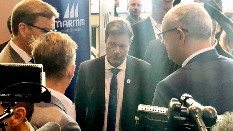 Bundeswirtschaftsminister Habeck und Bremens Bürgermeister Bovenschulte auf der maritimen Konferenz in Bremen 