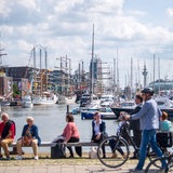 Besucher gehen bei der Eröffnung der "Maritimen Tage 2021" am Hafen entlang. 