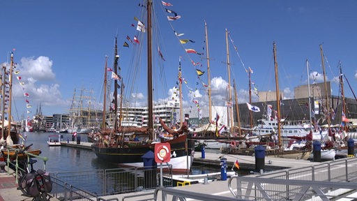 Der Bremerhavener Hafen an den Maritimen Tagen mit bunt geschmückten Schiffen.