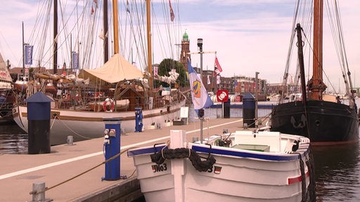 Verschiedene Boote und Schiffe im Hafenbecken Bremerhaven.