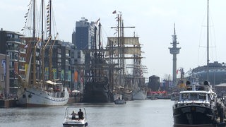 Schiffe liegen im Hafen von Bremerhaven.