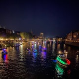 Boote fahren mit bunten Lichtern geschmückt an der Schlachte die Weser entlang.