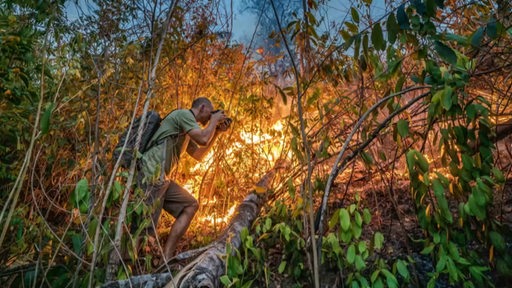 Der Fotograf Markus Maute fotografiert einen brennenden Wald. 