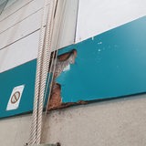 Aufgeplatzte Holzverkleidung in einer Turnhalle