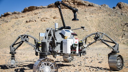 Der Marsroboter fährt in der marokkanischen Wüste.