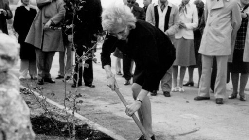 Martha Heuer beim Pflanzen eines auf ihren und den Namen ihrer Mutter getauften Baumes in der Allee der Gerechten in Israel