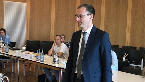 Martin Günthner steht vor dem Ausschuss