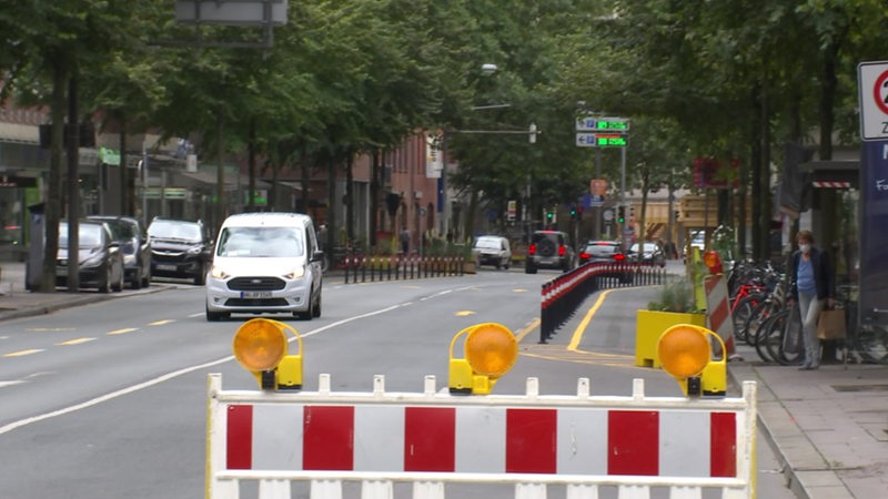 Die aktuelle Straßenführung auf der Martinistraße: Autos haben je eine Spur pro Richtung – Fahrräder auch.