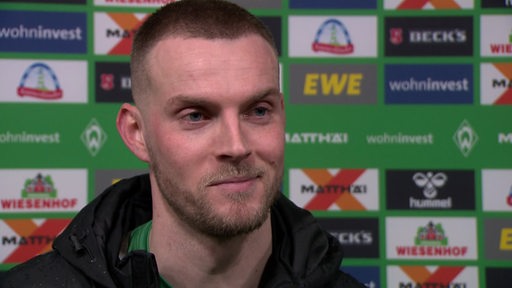 Marvin Ducksch lächelt während eines Interviews nach einem gewonnenen Spiel.