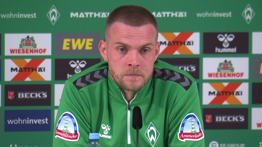 Der Werder Bremen Spieler Marvin Duksch während einer Pressekonferenz.