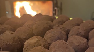 Marzipankartoffeln vor einem Kamin