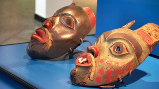 Zwei historische Masken im Überseemuseum.