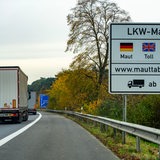 Lkw passiert Maut-Schild