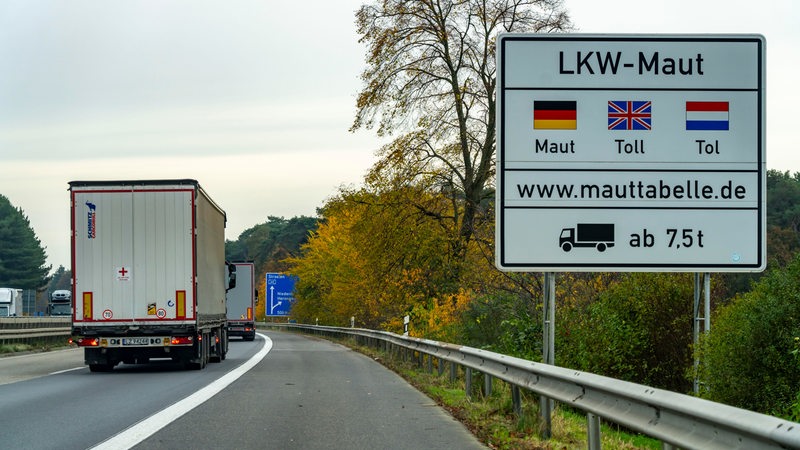 Lkw passiert Maut-Schild