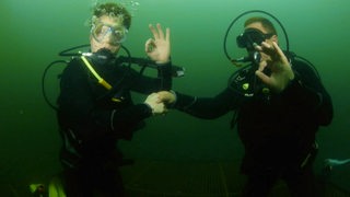 Felix Krömer unter Wasser mit Tauchlehrer Georg Döderbeck.