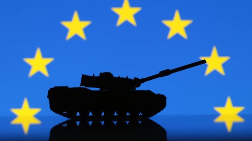 Die Silhouette eines Panzers vor der Flagge der EU (Symbolbild)