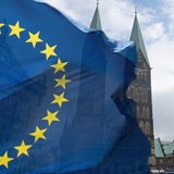 EU-Flagge vor dem Rathaus, Dom und Landtag in Bremen (Montage)
