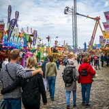 Gäste laufen über den Bremer Freimarkt (Archivbild)