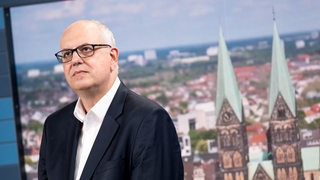 Andreas Bovenschulte, Spitzenkandidat der SPD in Bremen, steht nach Bekanntgabe der ersten Prognose für die Wahl zur Bremischen Bürgerschaft in einem Fernsehstudio. 