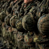 Eine Gruppe von Bundeswehrsoldaten steht in einer Reihe (Symbolbild)