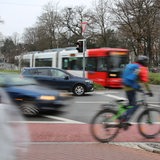 Autos, Fahrräder und Straßenbahnen am Stern in Bremen. (Bildmontage)