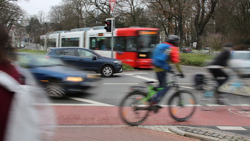 Autos, Fahrräder und Straßenbahnen am Stern in Bremen. (Bildmontage)