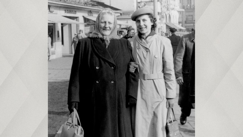 Melida Palme und Tochter Martha Heuer (geborene Palme) 1946 am Herdentor in Bremen