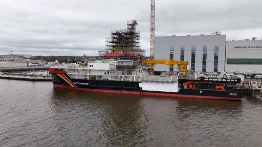 Das Schiff "Mellum" im Wasser in Lemwerder