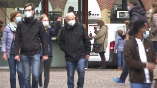 Menschen laufen die Bremer Innenstadt