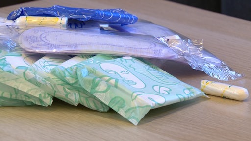 Menstruationsartikel die in einer Schule zur Verfügung gestellt werden sollen.