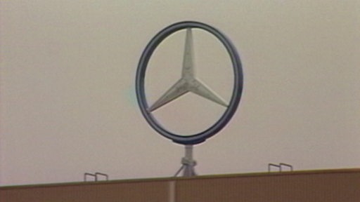 Zu sehen ist eine alte Aufnahem des Mercedes Logos auf dem Mercedes Gebäude.