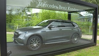 Ein Mercedes Auto in einem Glaskasten vor dem Mercedes Benz Kundencenter in Bremen.