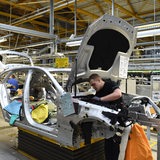 Mitarbeiter von Mercedes-Benz arbeiten im Werk in Bremen an der Produktion der C-Klasse.