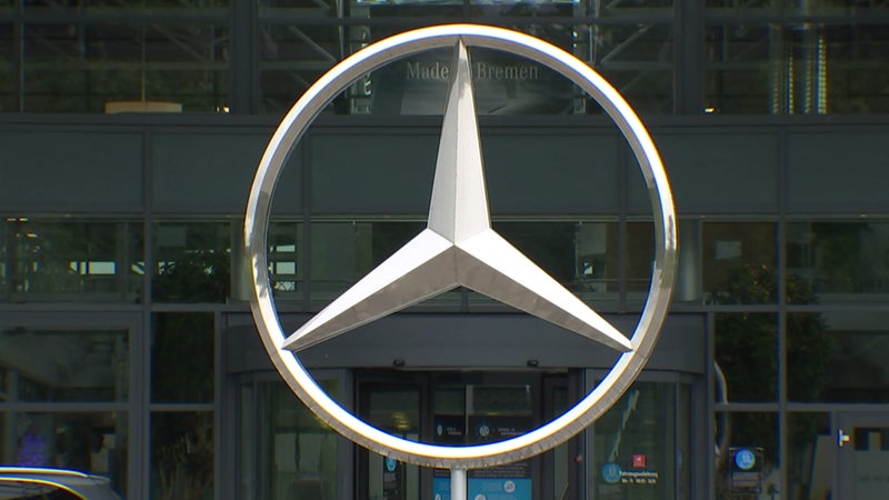 Der Mercedes-Stern vor dem Bremer Daimler Gebäude.