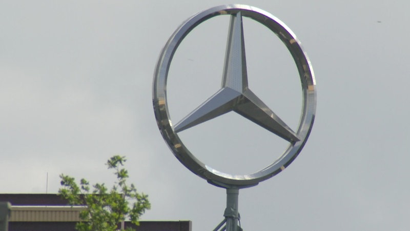Das Logo von Mercedes-Benz auf dem Mercedes-Werk in Bremen.