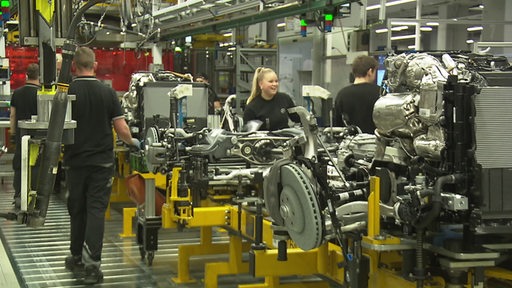 Mitarbeinde des Mercedes Benz Werks am Produktionsband.